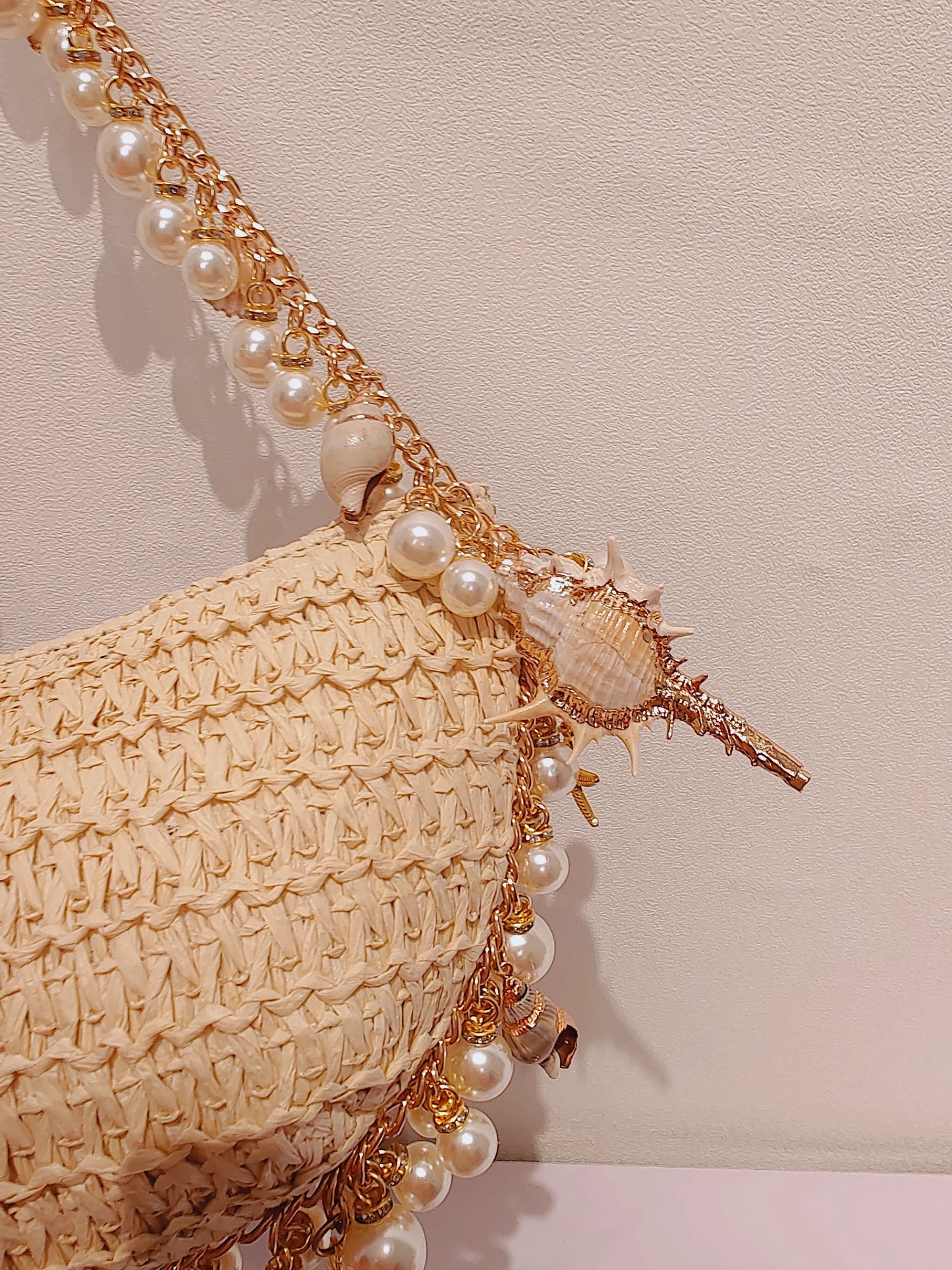 Chic Beach Bag with Pearls and Shells